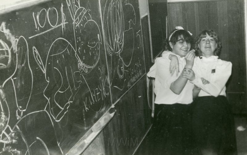 KKE 4309.jpg - Studniówka. Od lewej: Dorota Płatek i Anna Hajduk, Olsztyn, 1985 r.